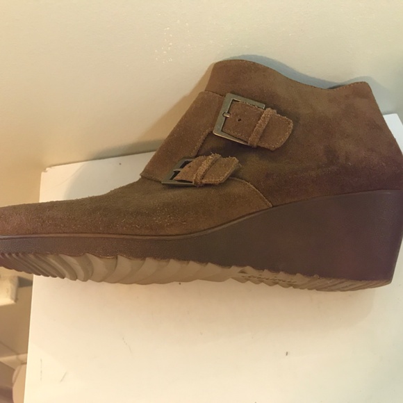 Munro ‘Drew’ water resistant  suede wedge booties - Picture 16 of 16